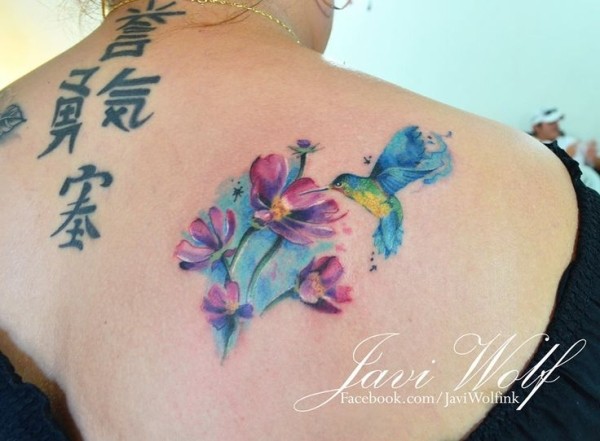 背部水彩画风格漂亮的蜂鸟和花朵纹身图案