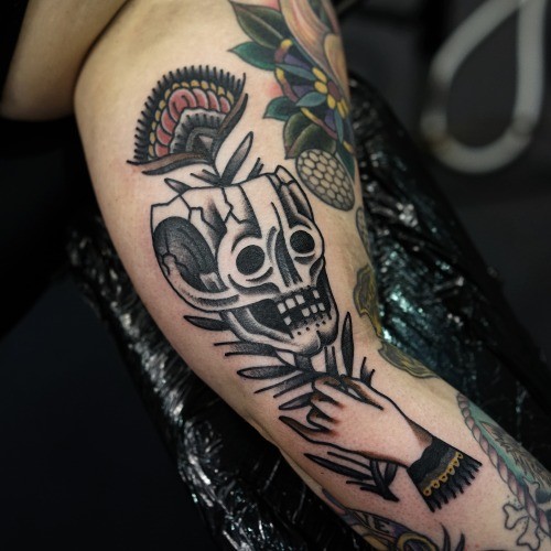 old school手臂骷髅与手花朵纹身图案