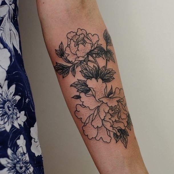 手臂美丽的黑白玫瑰花纹身图案