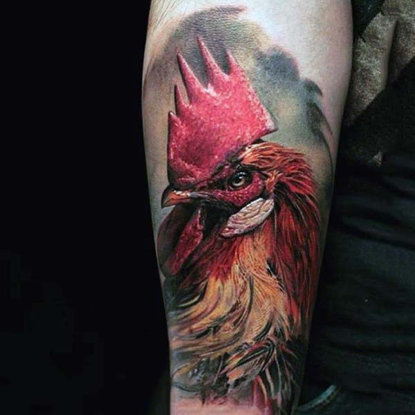 非常逼真的五彩公鸡头手臂纹身图案