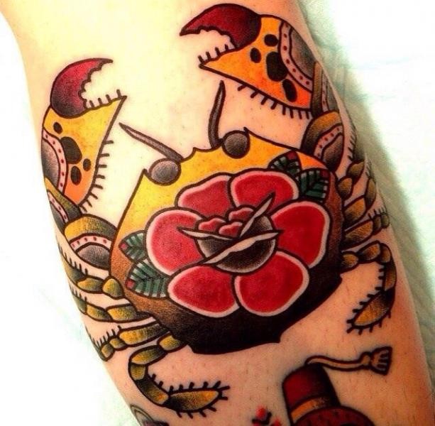 手臂old school彩色螃蟹和花朵纹身图案