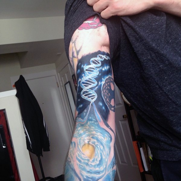 手臂彩绘美丽星空和DNA符号纹身图案