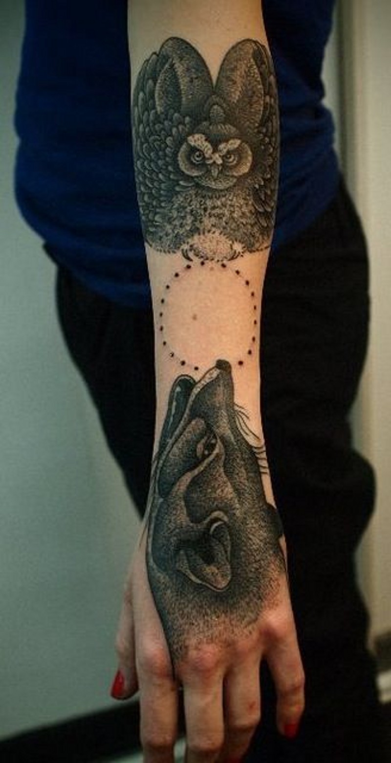 手臂狐狸头像与猫头鹰写实纹身图案