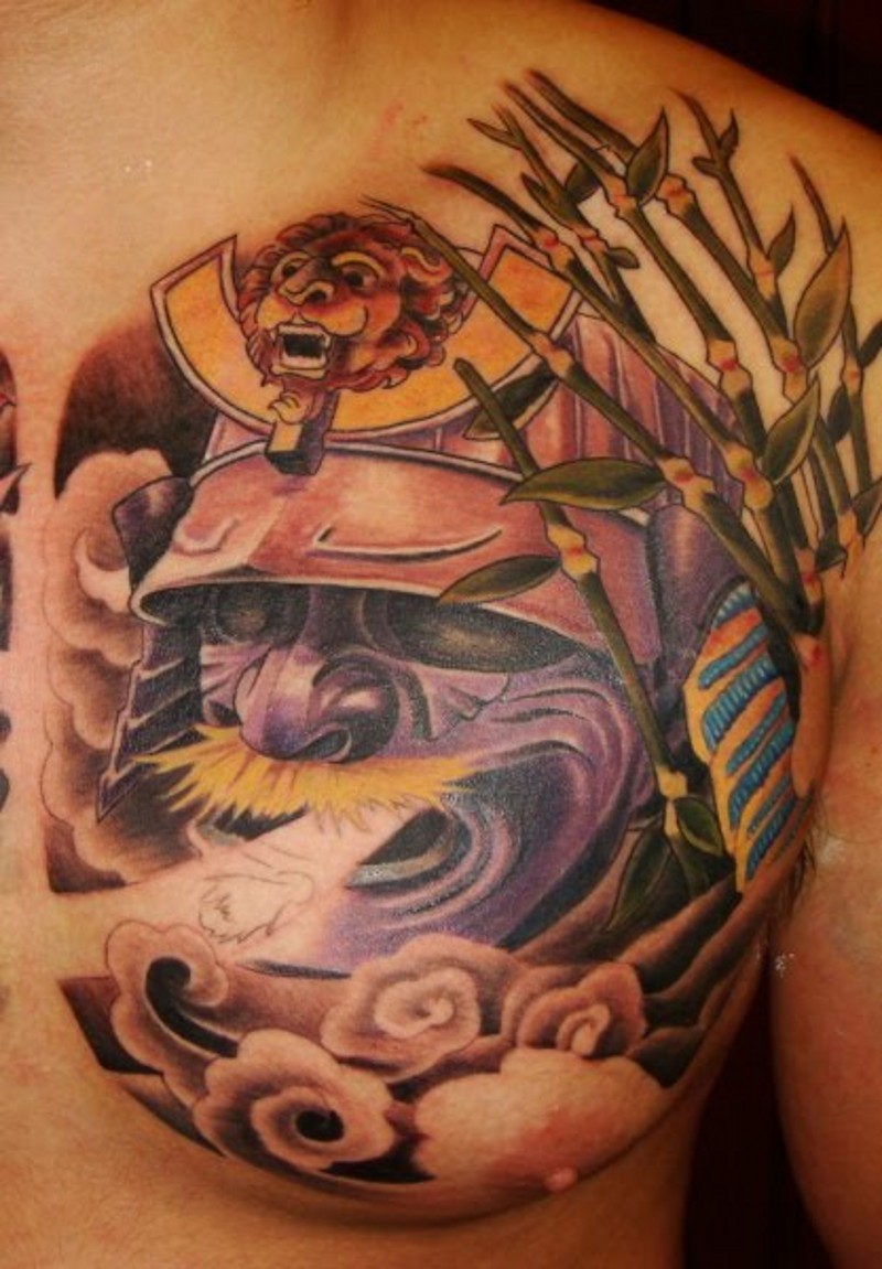 胸部亚洲风格的五彩恶魔头盔竹子纹身图案