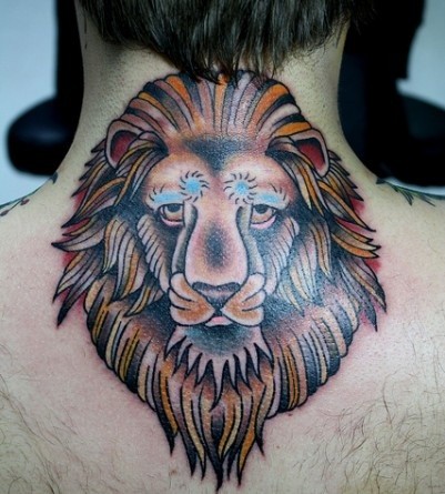 背部彩色的狮子头像纹身图案