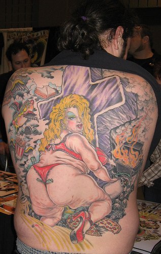 背部丑陋的胖女人和十字架纹身图案