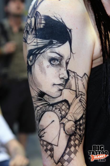 大臂素描风格黑色女人与针纹身图案