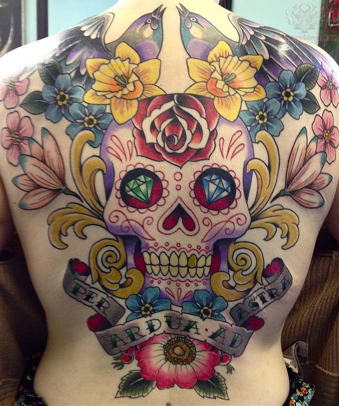 背部花朵和彩色骷髅纹身图案