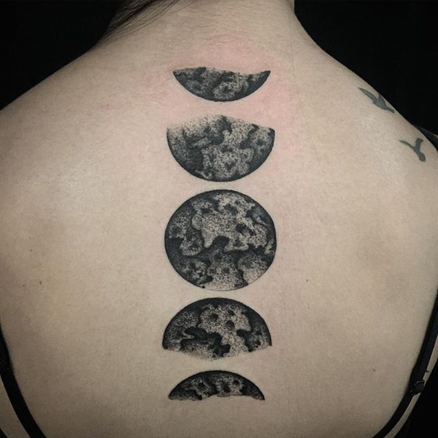 雕刻风格黑色点刺月球不同状态背部纹身图案