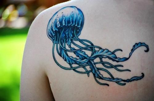 背部蓝色写实的水母纹身图案