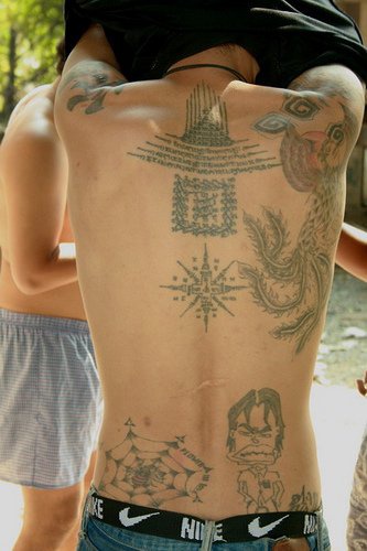 背部凤凰男性与宗教经文纹身图案