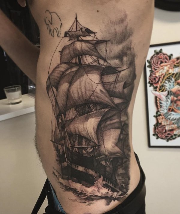 侧肋黑灰风格帆船与海浪纹身图案