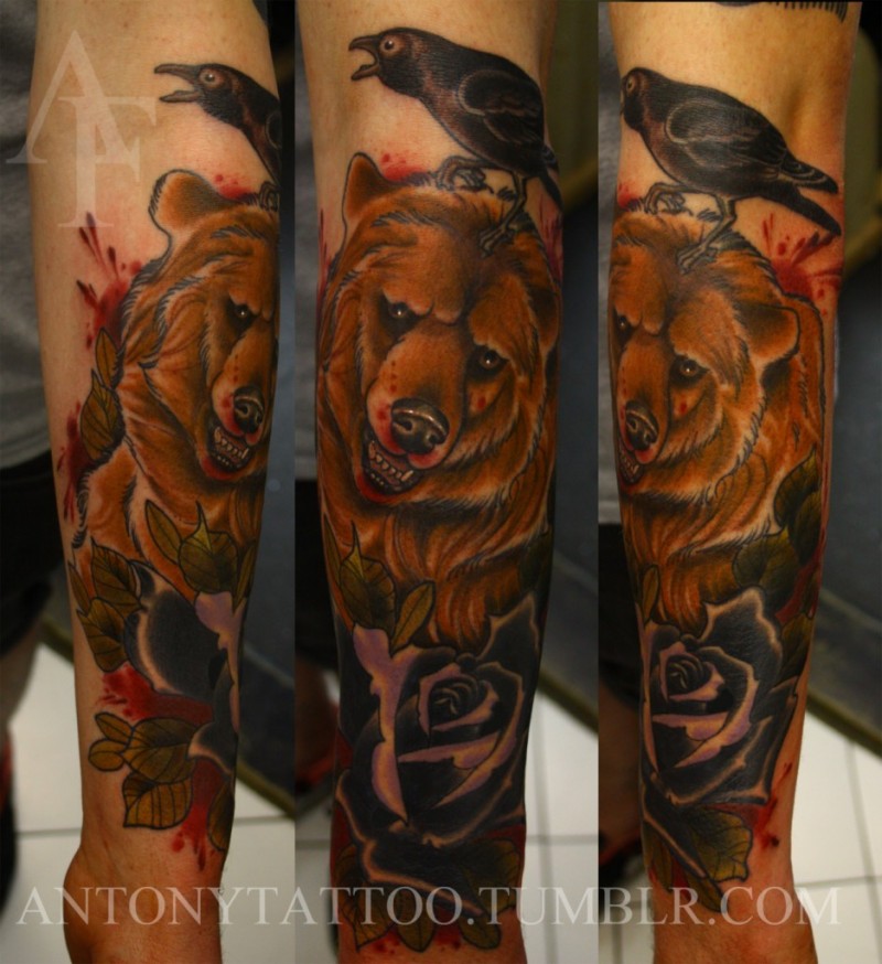 手臂new school彩色大熊与乌鸦和玫瑰纹身图案