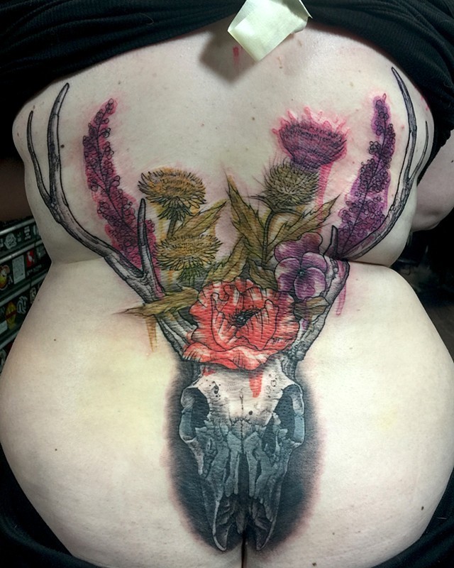 背部写实风格的大型彩色鹿头骨和野花纹身图案