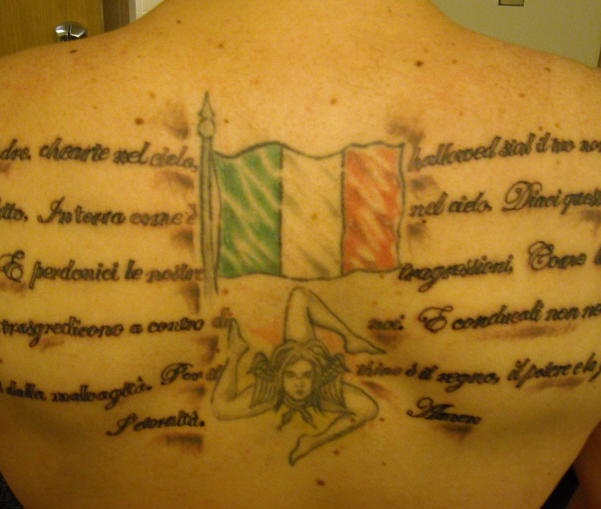 背部意大利国旗和字符纹身图案
