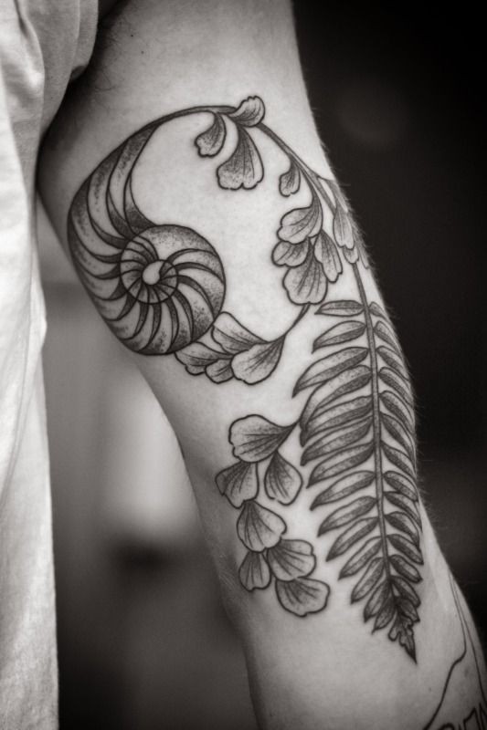 手臂上的不寻常植物点刺纹身图案