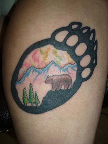 带有自然景观的熊爪轮廓纹身图案