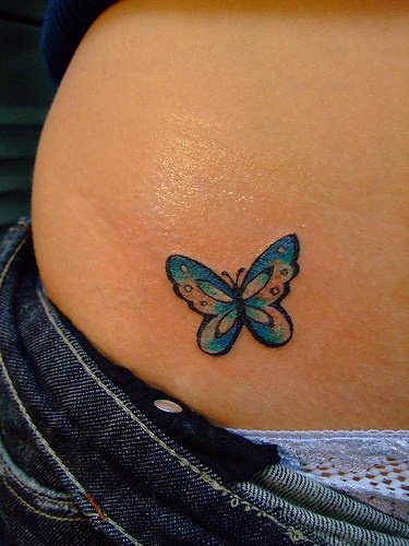 腰部蓝色的美丽蝴蝶纹身图案