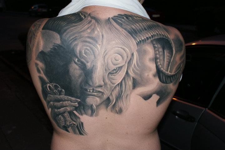 背部非常可怕的黑灰恶魔肖像纹身图案