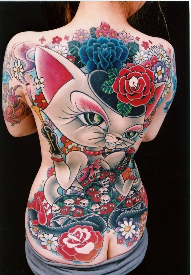 女生背部彩色迷人的猫花卉纹身图案