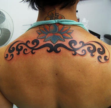 背部莲花印度教藤蔓纹身图案
