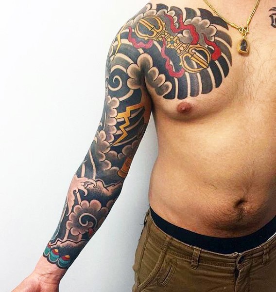 手臂和胸部亚洲风格的彩色纹身图案