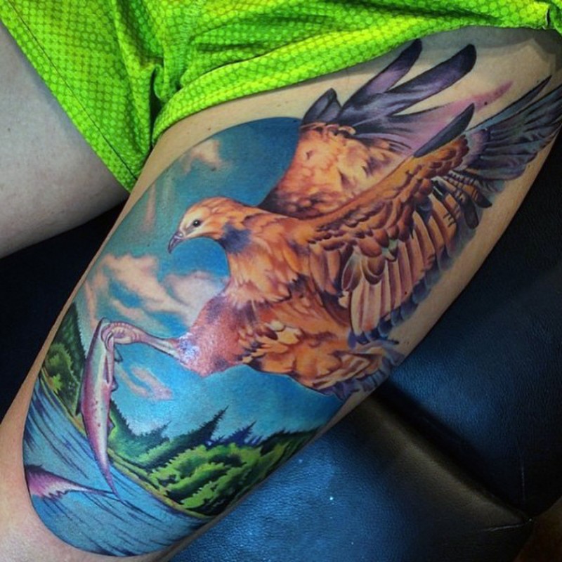大腿美丽的彩色鹰与鱼纹身图案