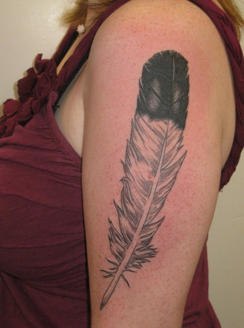 手臂漂亮的黑白羽毛纹身图案
