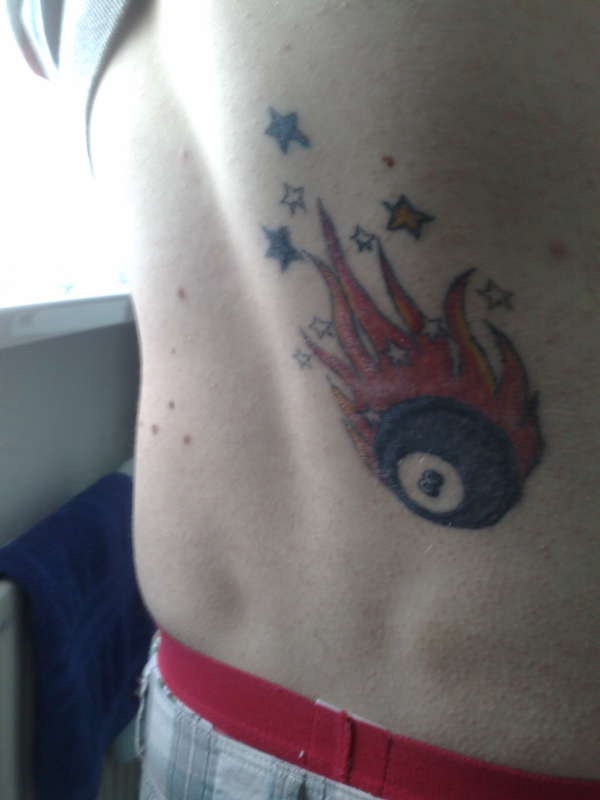 背部的彩色台球火焰星星纹身图案