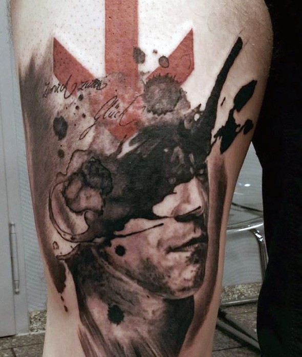 大腿神秘的黑白男子肖像与红色箭头纹身图案