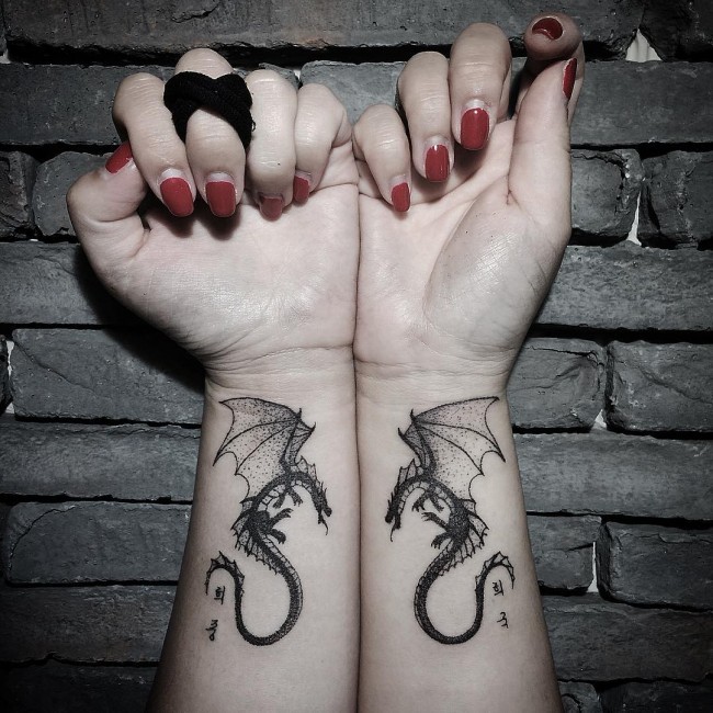 手腕亚洲风格黑色点刺龙纹身图案