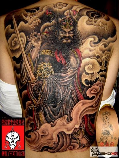 背部新日式彩色恶魔武士和剑纹身图案
