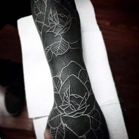 简单的白色线条花卉手臂纹身图案