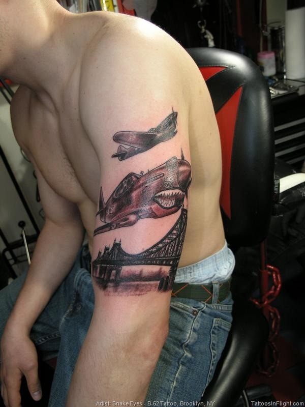 手臂黑灰风格桥与二战飞机纹身图案