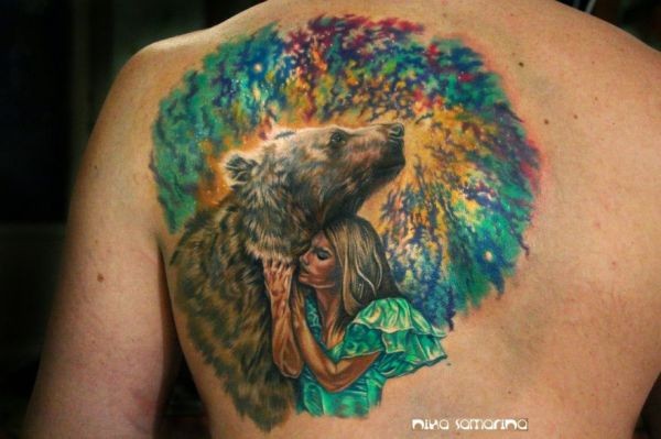 背部惊人的彩色女生与熊纹身图案