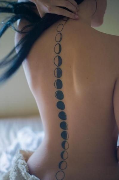 背部脊柱美丽的黑白不同月亮纹身图案