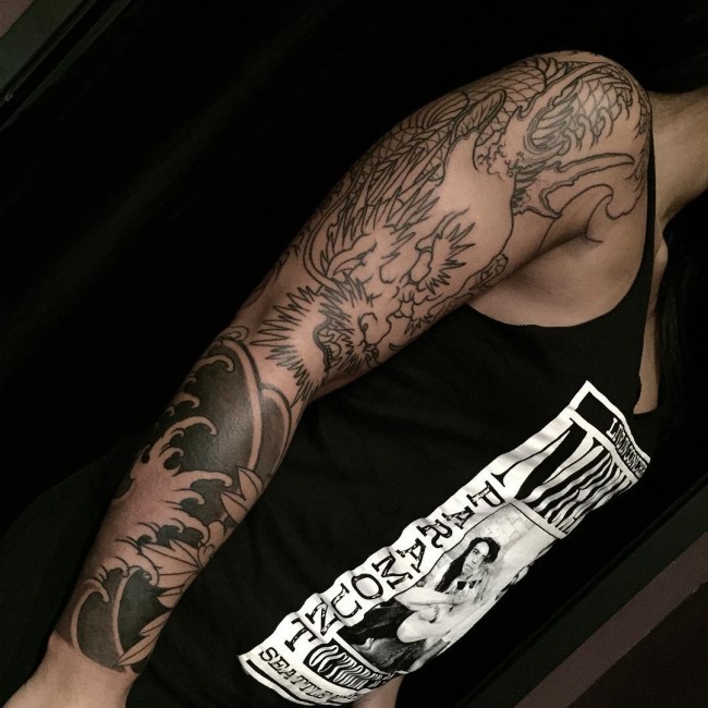 男性手臂亚洲风格的黑色大龙纹身图案