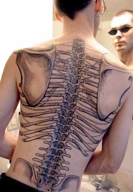 背部独特个性的黑白骨骼纹身图案