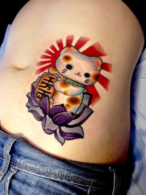 腹部插画风格的彩色莲花招财猫纹身图案