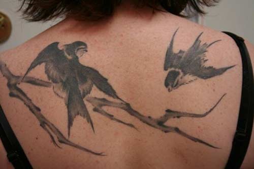 背部燕子在树枝上纹身图案