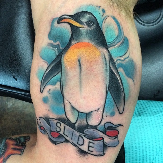 男孩手臂的彩色字母企鹅纹身图案