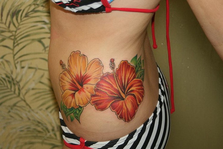 腰部橙色的夏威夷花朵纹身图案