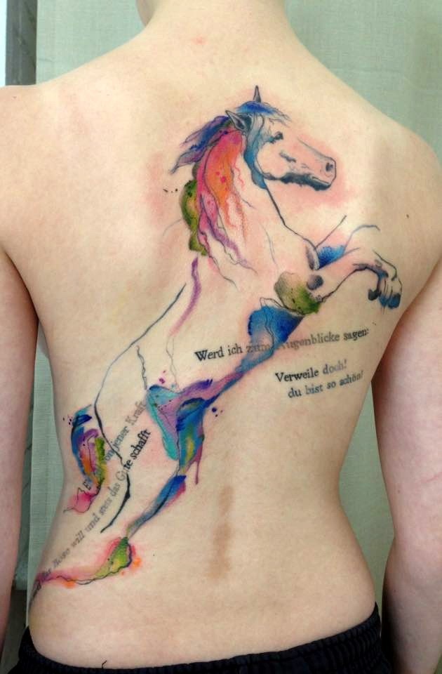 背部漂亮的彩色泼墨大马和字母纹身图案