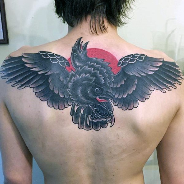 背部不寻常的彩绘乌鸦两个头纹身图案