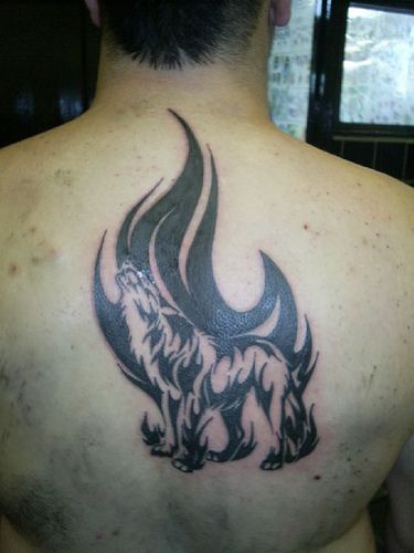 背部狼与黑色火焰纹身图案