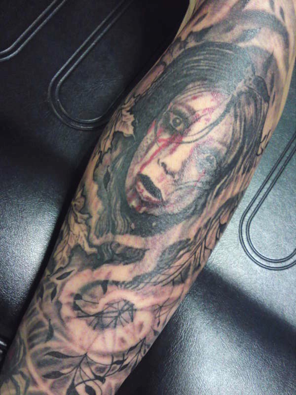 手臂可怕的血腥女孩和神秘烟雾纹身图案