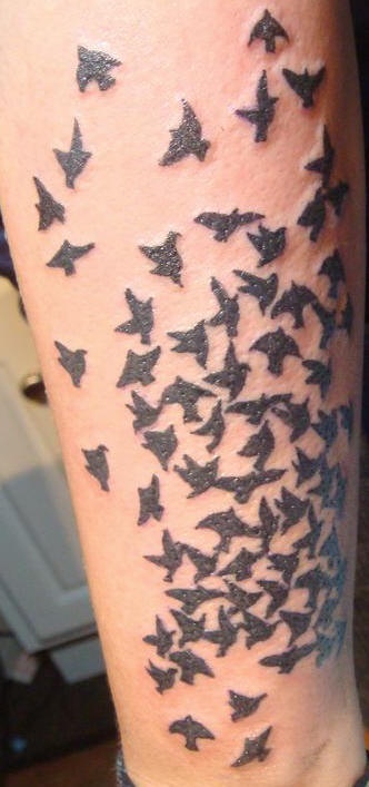 一大群黑色的小鸟飞行纹身图案
