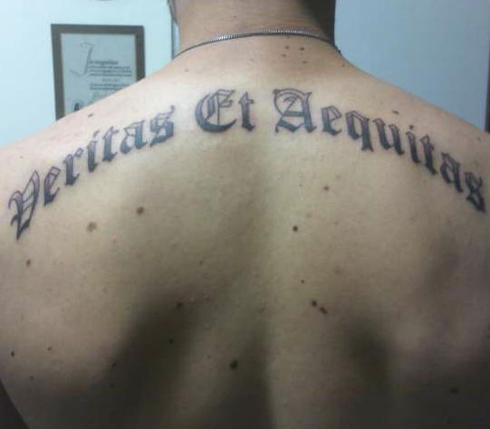 背部黑灰个性的拉丁文纹身图案