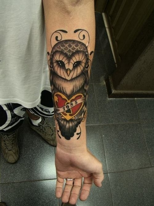 手臂猫头鹰和心形锁纹身图案