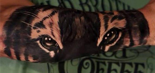 手臂上奇妙的老虎眼睛纹身图案